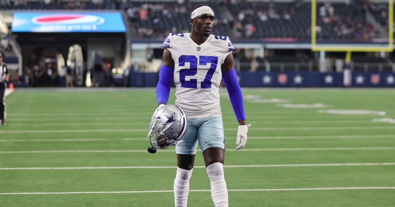 dallas cowboys safety jayron kearse suffers leg injury requires help off field tampa bay buccaneers